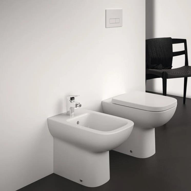 Bidet a terra per installazione a filo parete