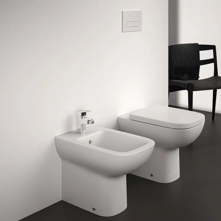 Bidet a terra per installazione a filo parete