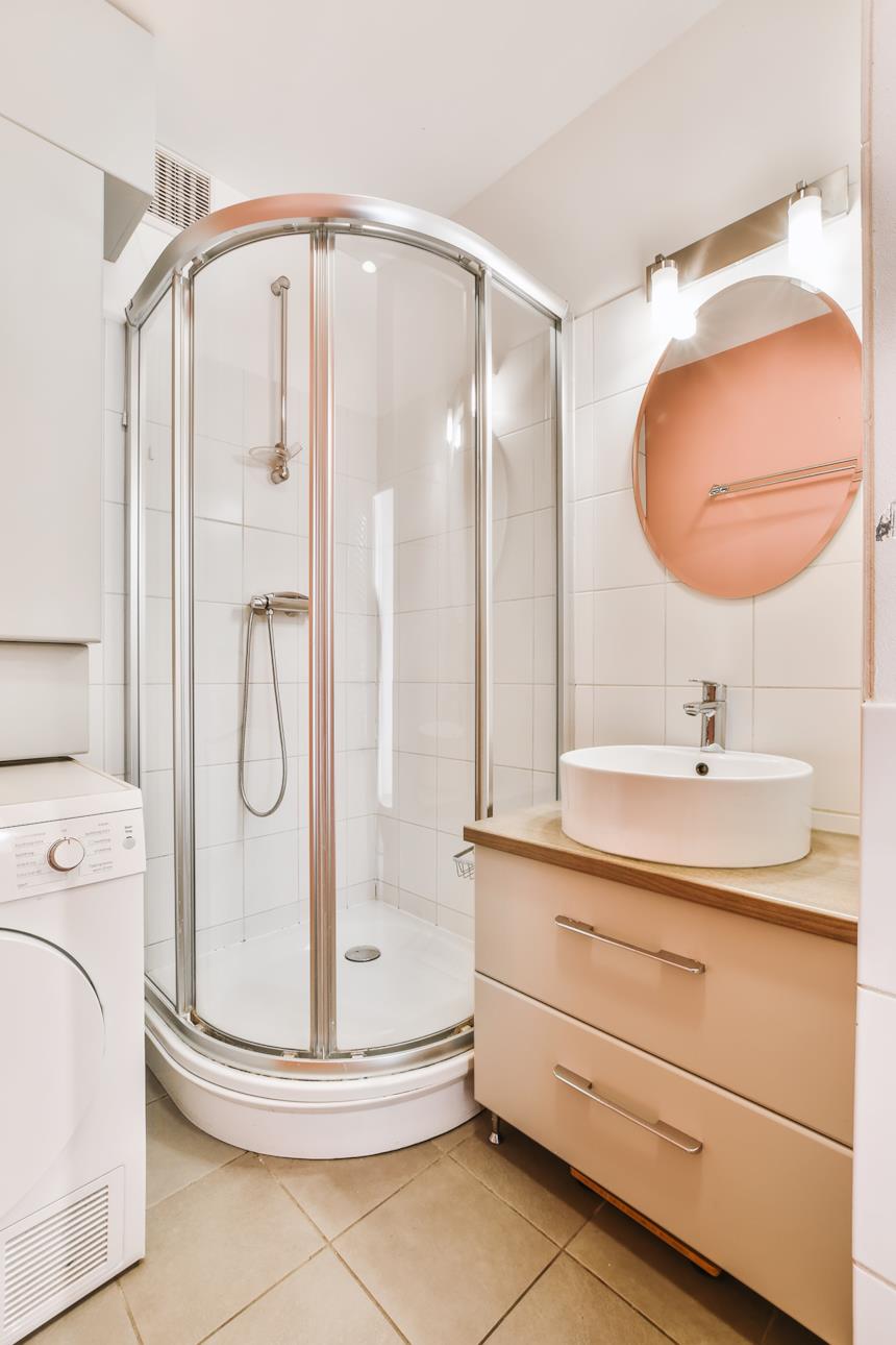 Box doccia semicircolare in un bagno piccolo 