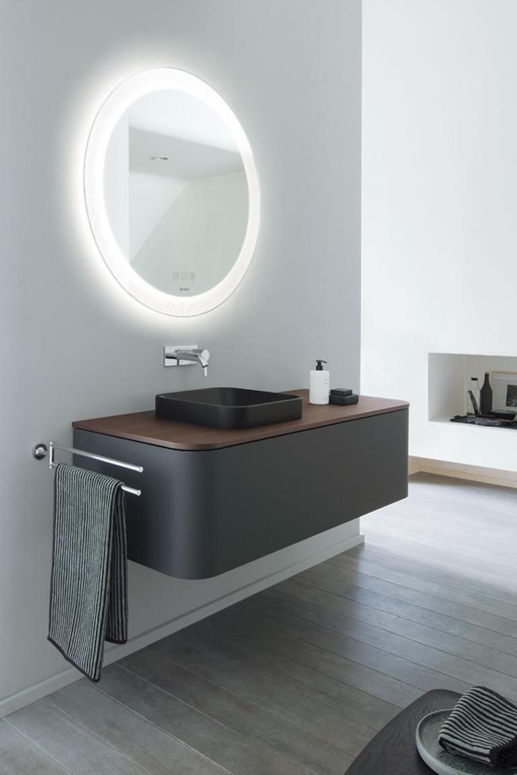 Bagno grigio con porta lavabo nero e legno