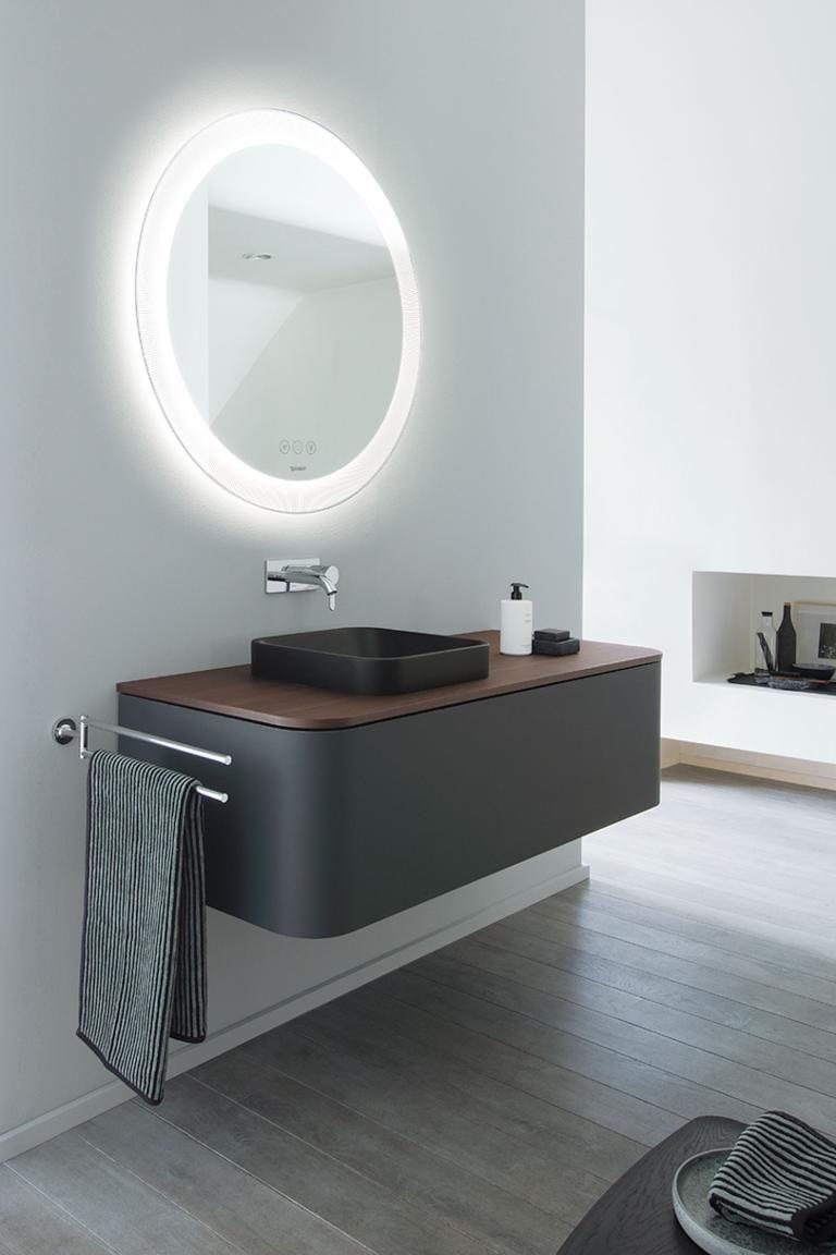 Bagno grigio con porta lavabo nero e legno 