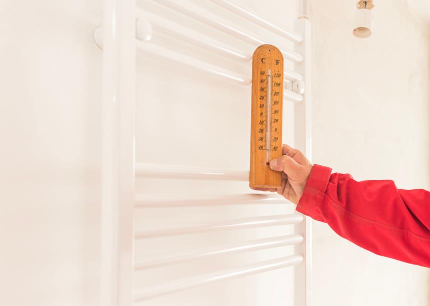 Persona misura la temperatura in bagno con termometro 