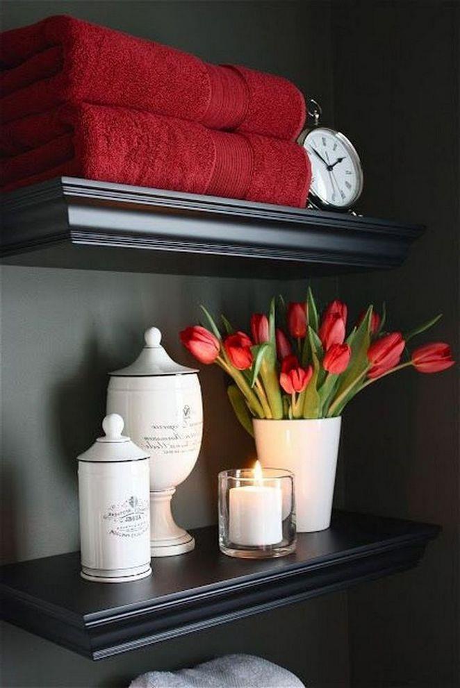 Mensole nere con asciugamani rossi