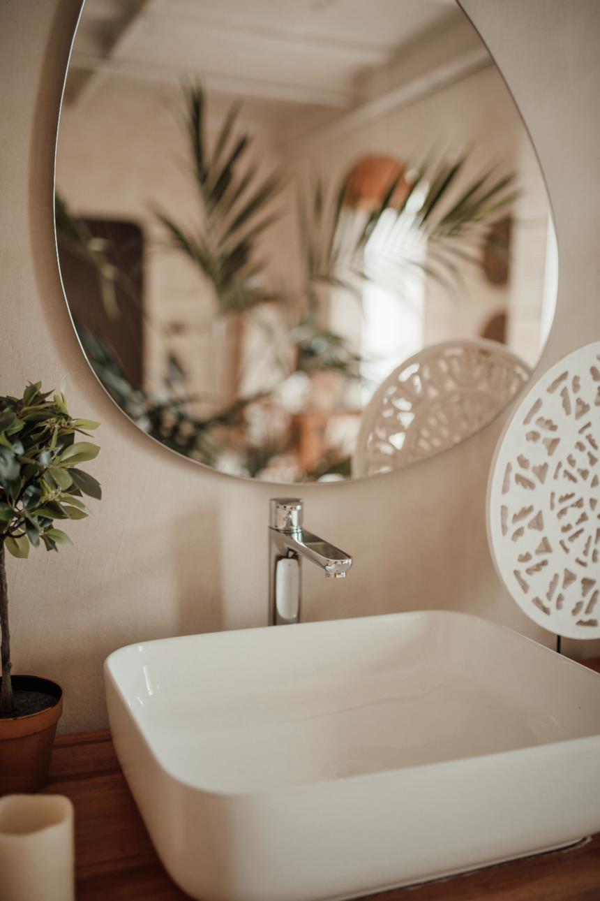 Specchio dalla forma irregolare a parete  