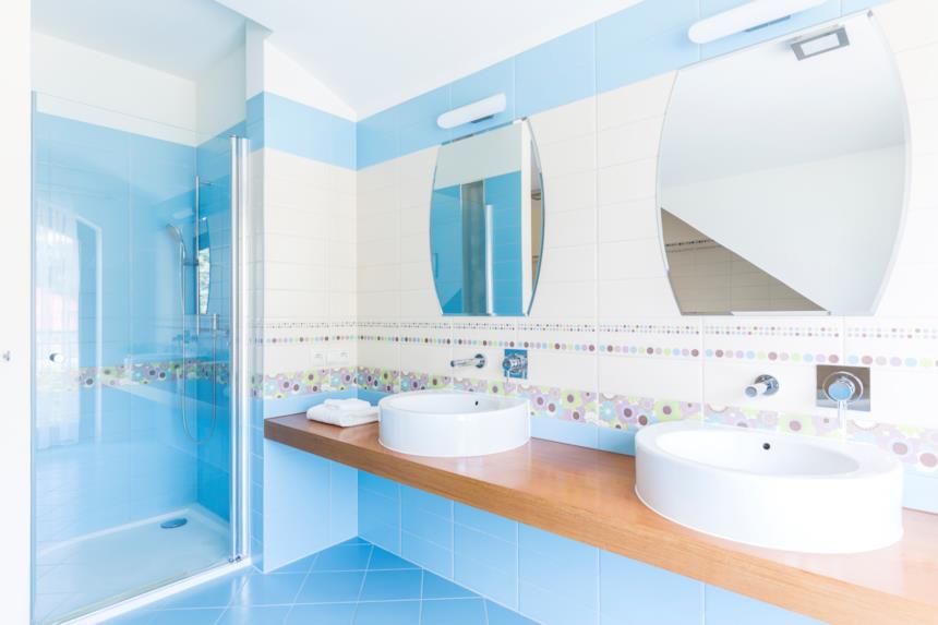 Bagno stile mediterraneo con doccia incassata 