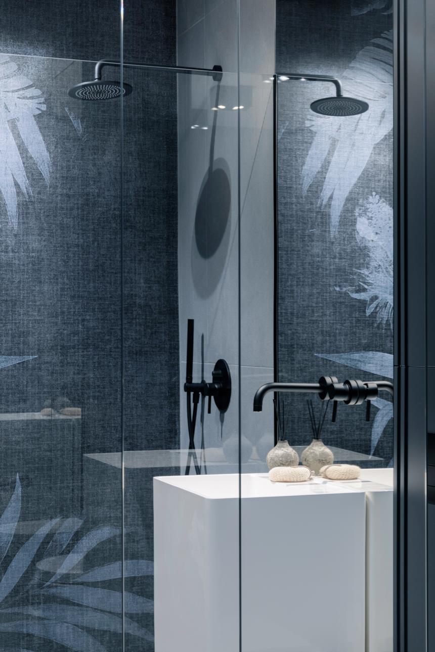 Bagno piccolo colorato con doccia 