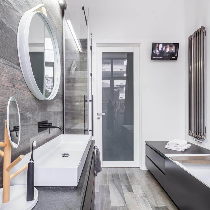 Bagno con scaldasalviette verticale