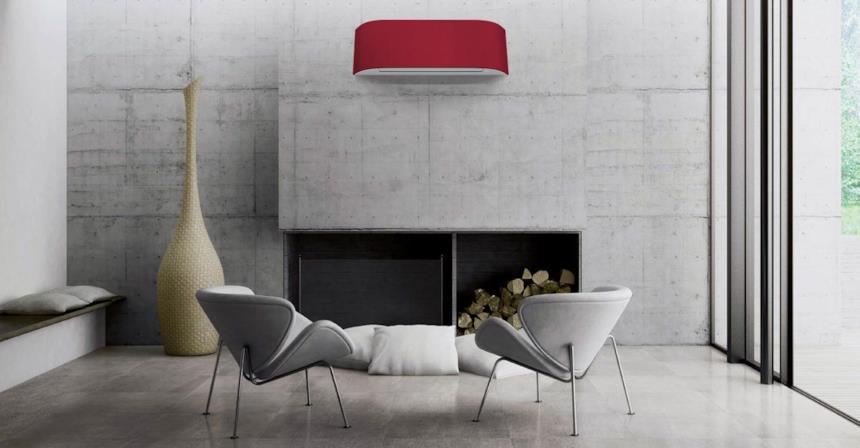 Salotto moderno con climatizzatore Toshiba Haori con rivestimento rosso