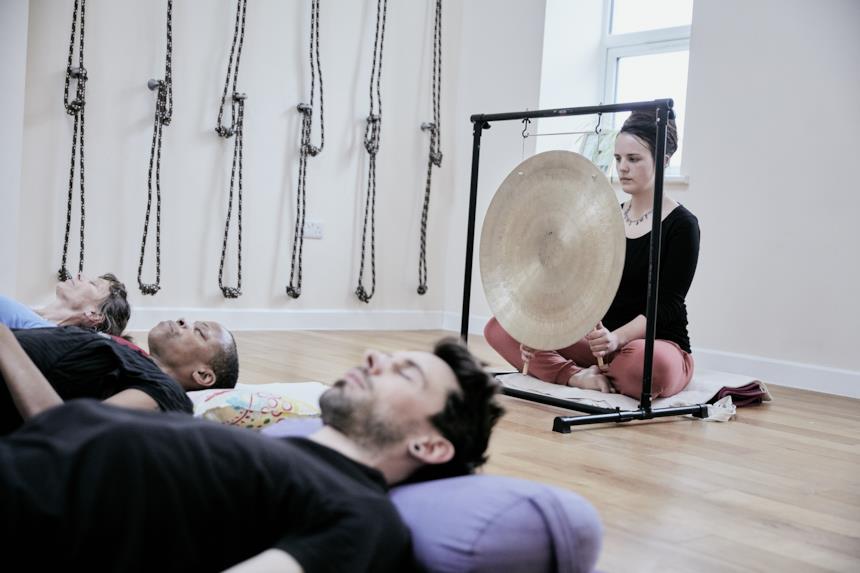 Gruppo di persone si sottopone a un bagno sonoro con gong 