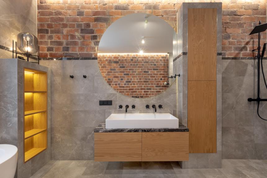 Bagno contemporaneo con muro in mattoni 
