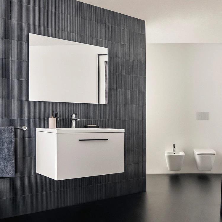 Bagno grigio con mobili e sanitari bianchi 