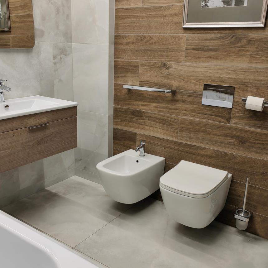 Bidet e WC sovrastato dalla placca di comando dello scarico a incasso 