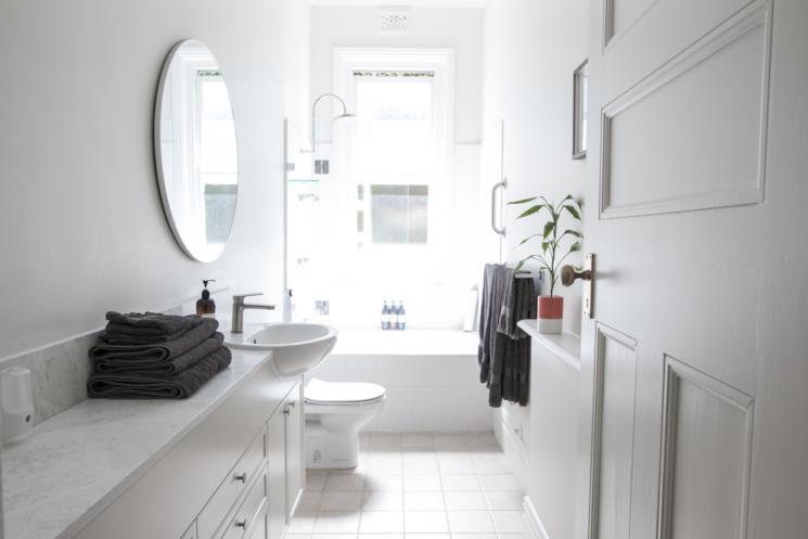 Bagno organizzato con un ampio mobile contenitore a più cassetti