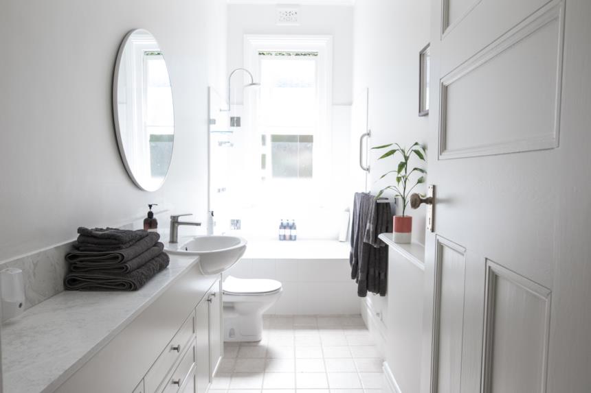 Bagno organizzato con un ampio mobile contenitore a più cassetti 