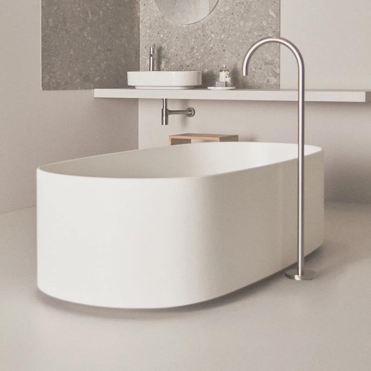 Vasca ovale con colonna di scarico e telaio