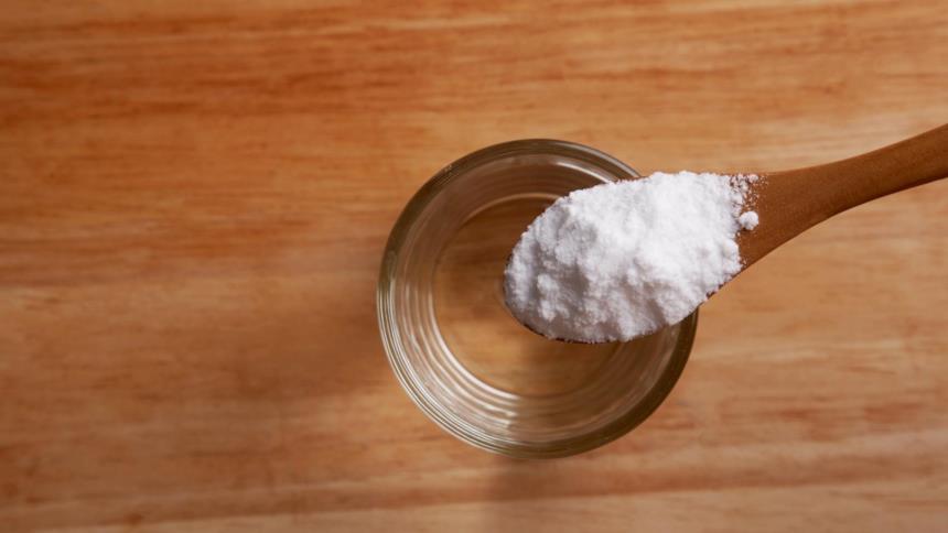 Bicarbonato versato in una ciotola