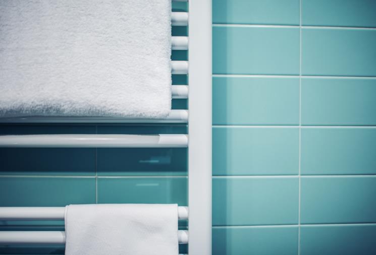 Scaldasalviette a parete bianco in bagno 