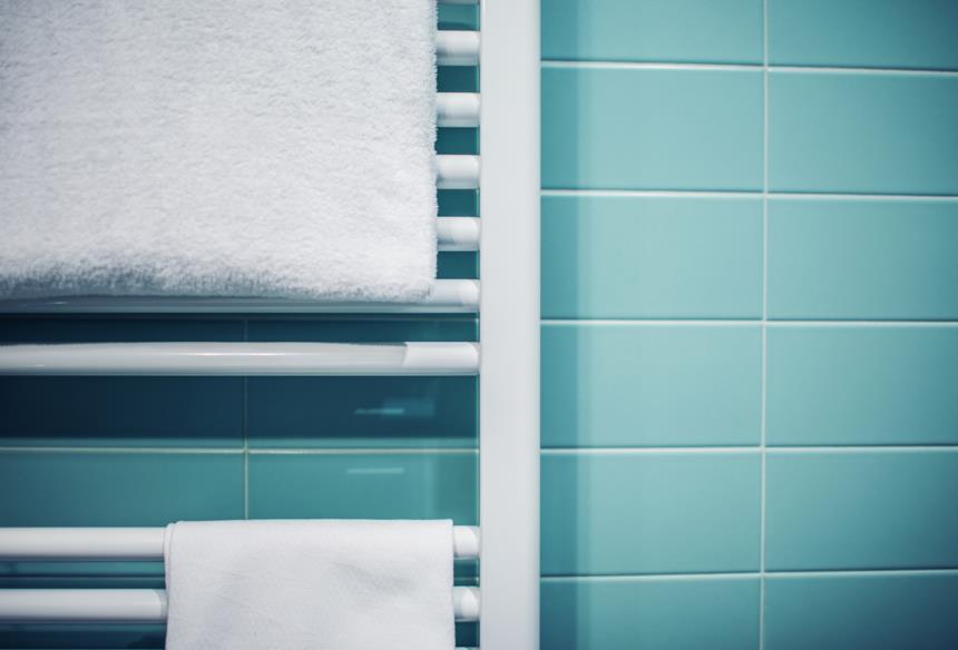 Scaldasalviette a parete bianco in bagno 