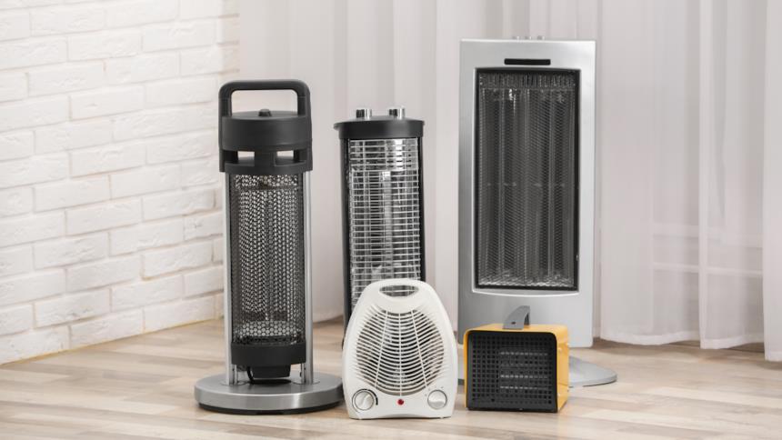 Gtuppo di stufe portatili sul pavimento di casa