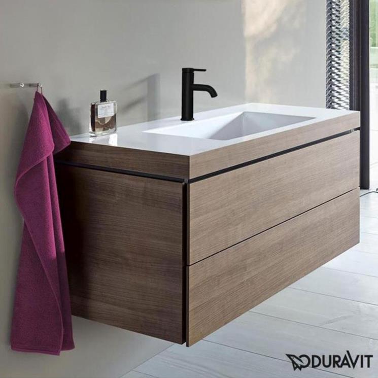 Rubinetto nero opaco Duravit con lavabo bianchi