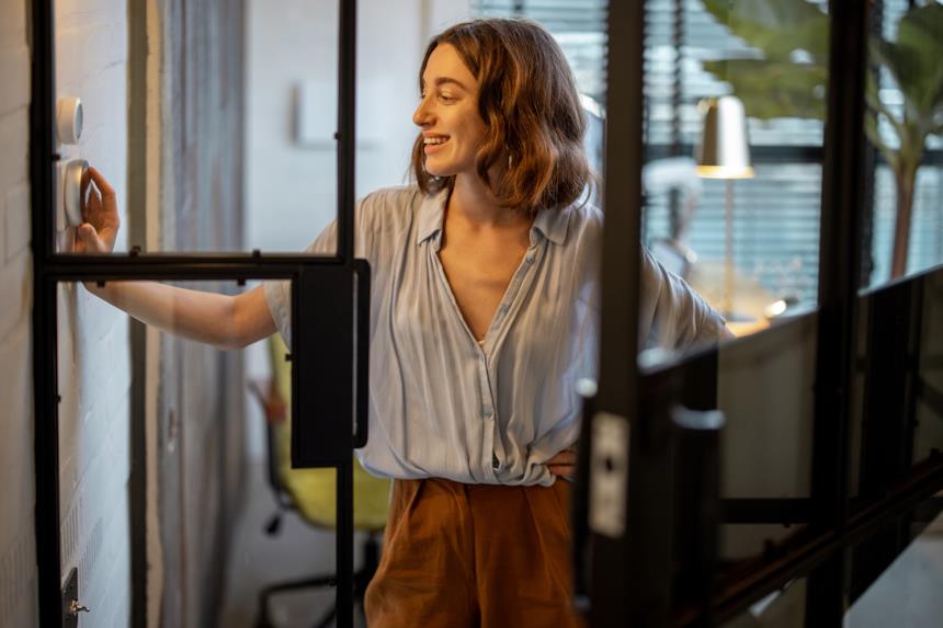 Donna regola termostato