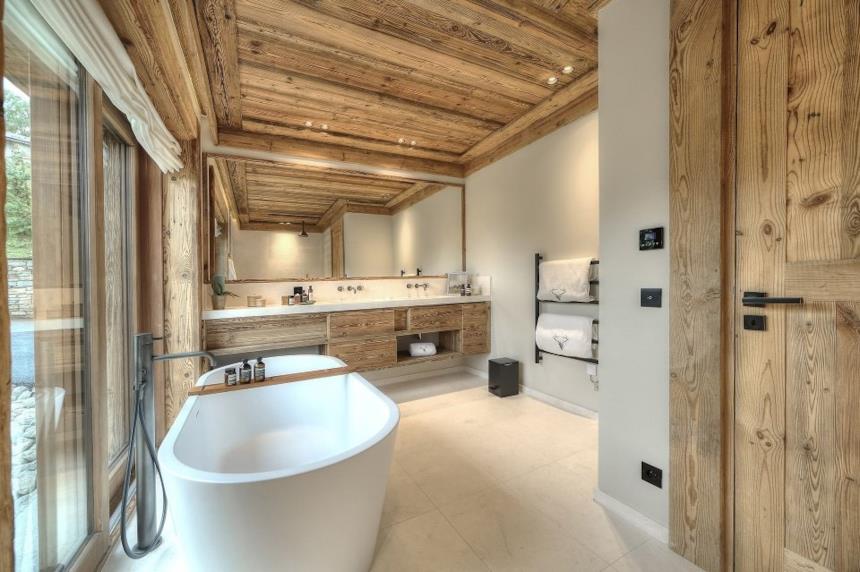 Chalet bagno open space con vasca freestanding