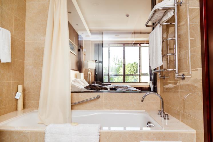 Vasca a incasso in un bagno in camera 