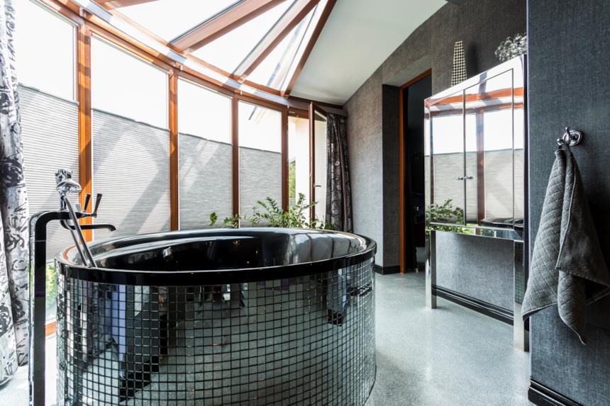 Bagno luxury con vasca a centro stanza 