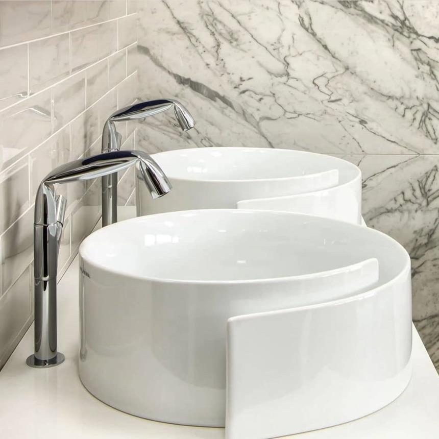 Bagno con lavabi d'appoggio Roll di Flamina