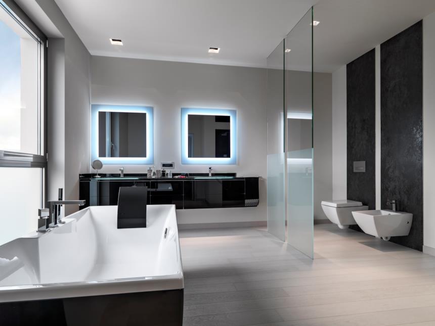 Panoramica di un bagno moderno con WC e bidet