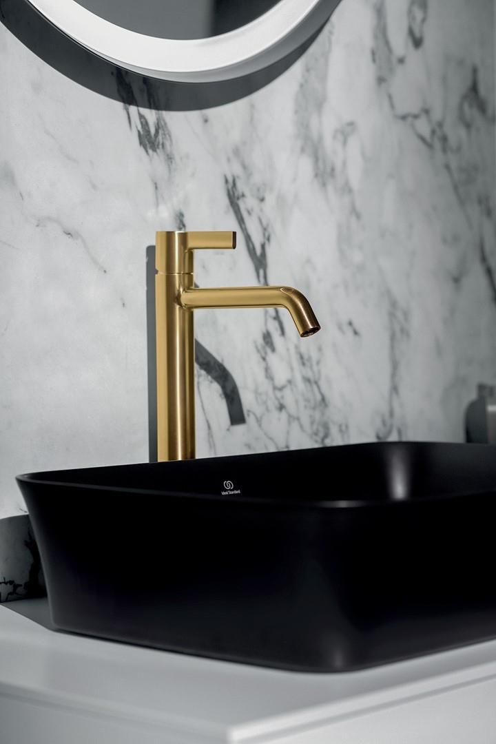 Rubinetti oro Ideal Standard con lavabo nero