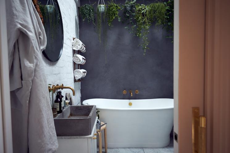 Bagno con parete in resina