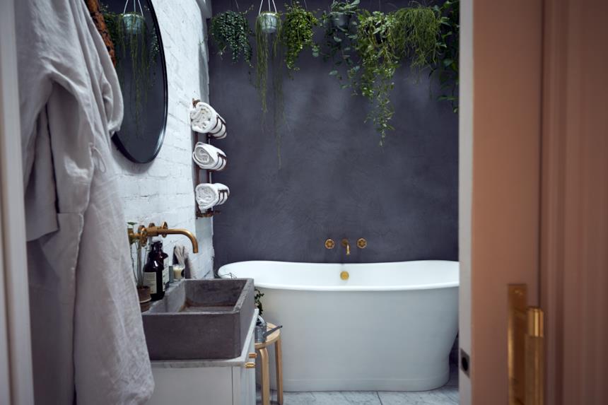 Bagno con parete in resina