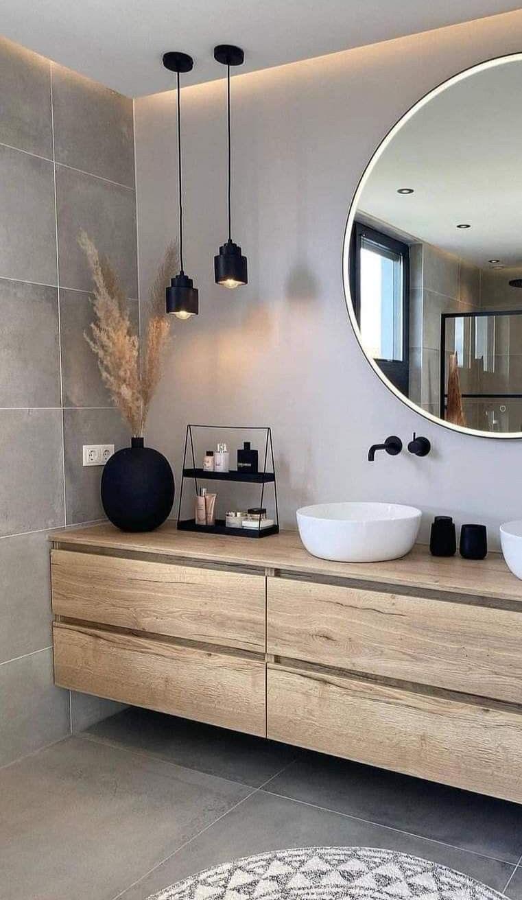 Bagno con pavimento e pareti grigie e mobili di legno 