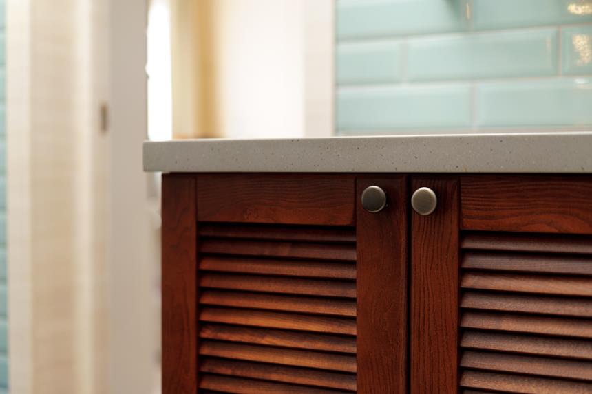 Mobile bagno con chiusura tradizionale