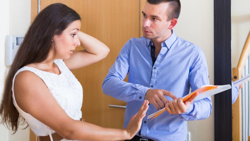 Donna che discute con un uomo