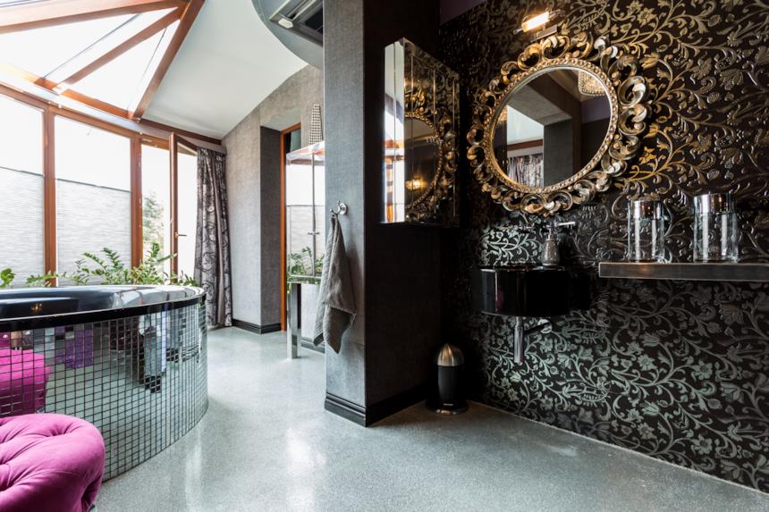 Bagno nero con carta da parati 