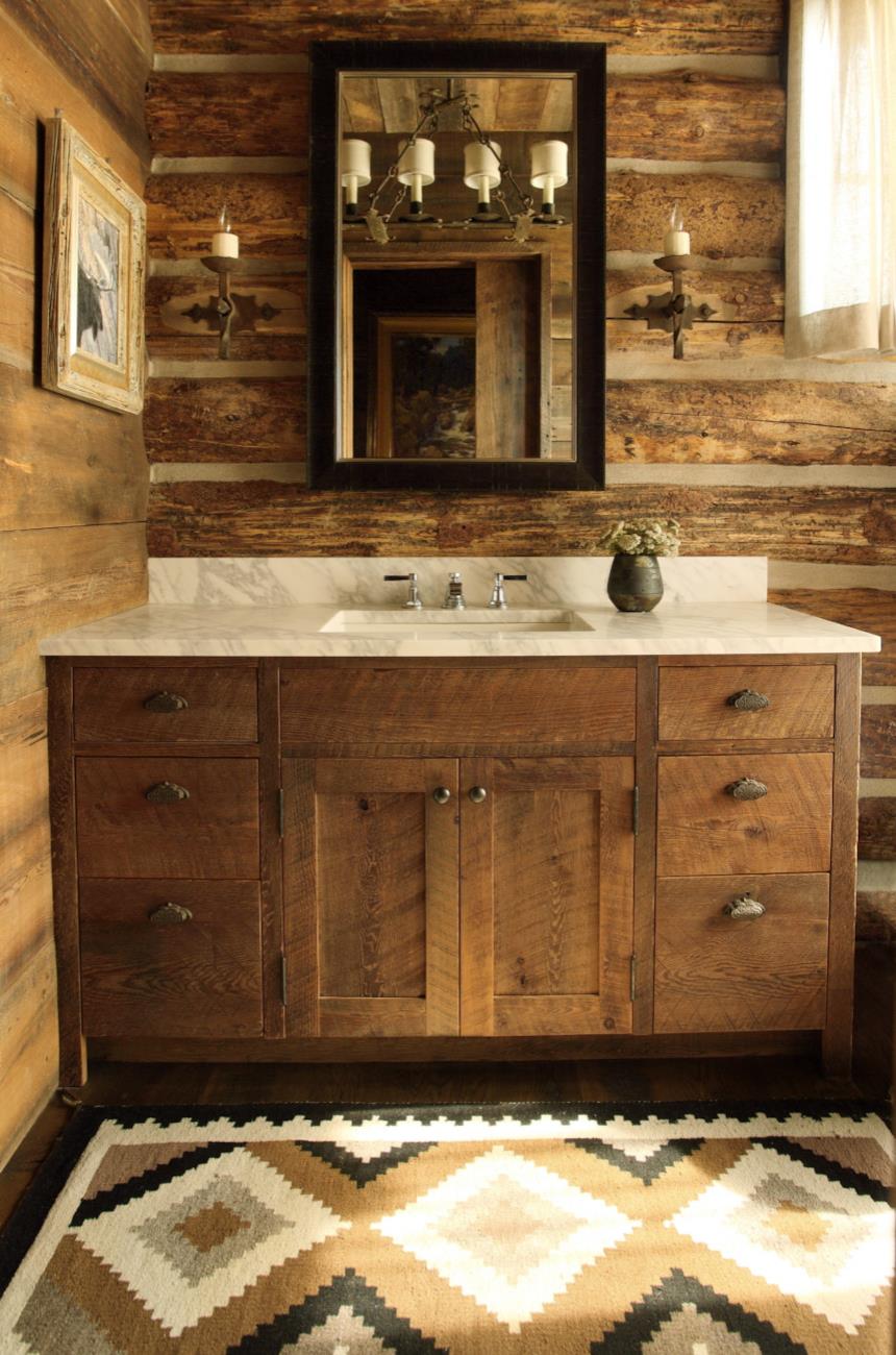 Specchio in legno in un bagno rustico