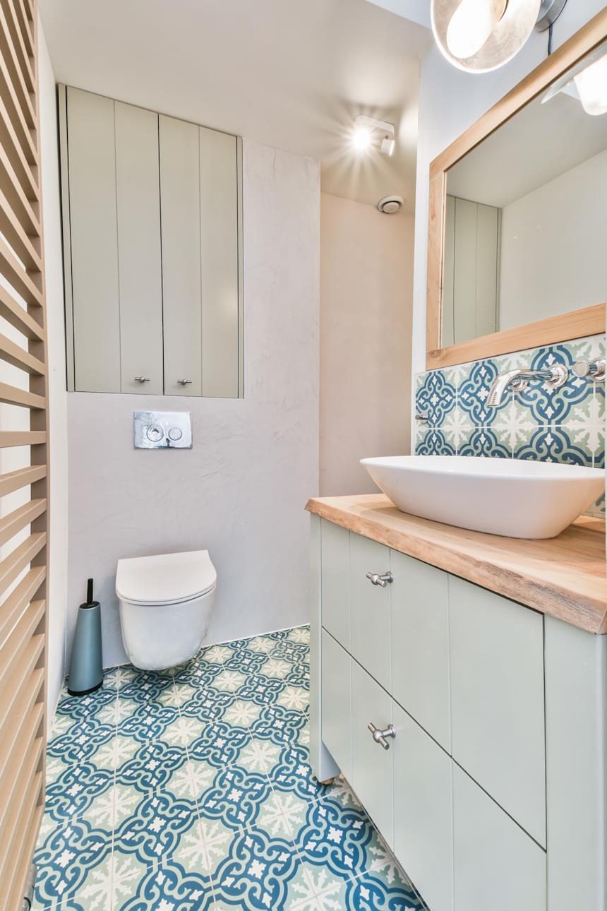 Bagno con piastrelle vintage