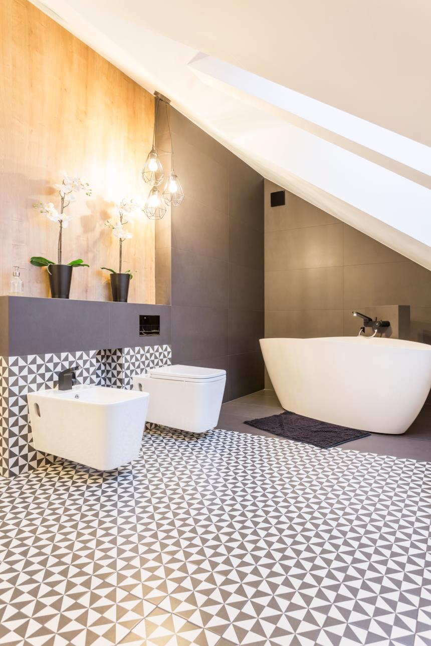 Bagno bianco e nero con pareti avana