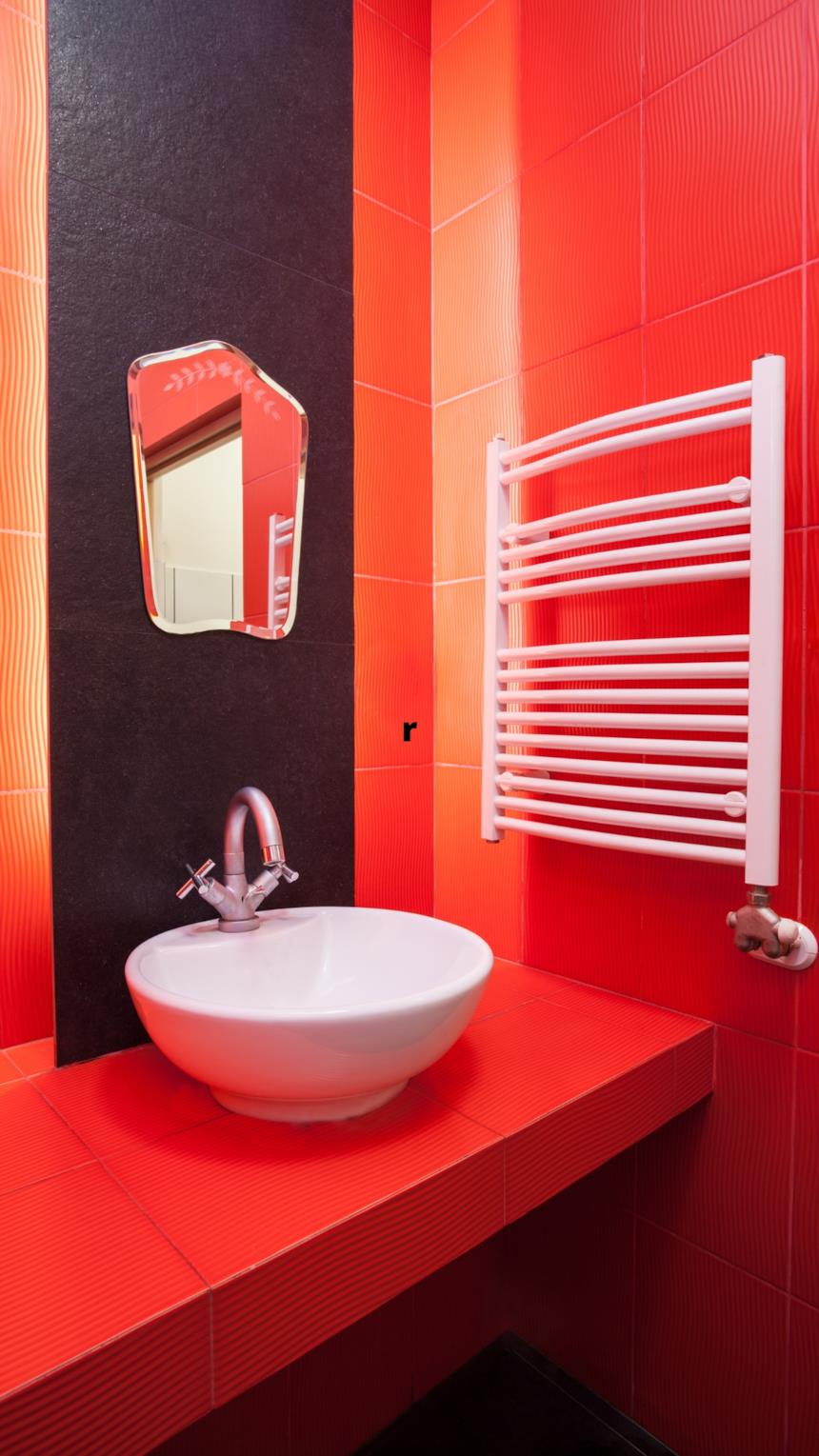Termoarredo in un bagno rosso