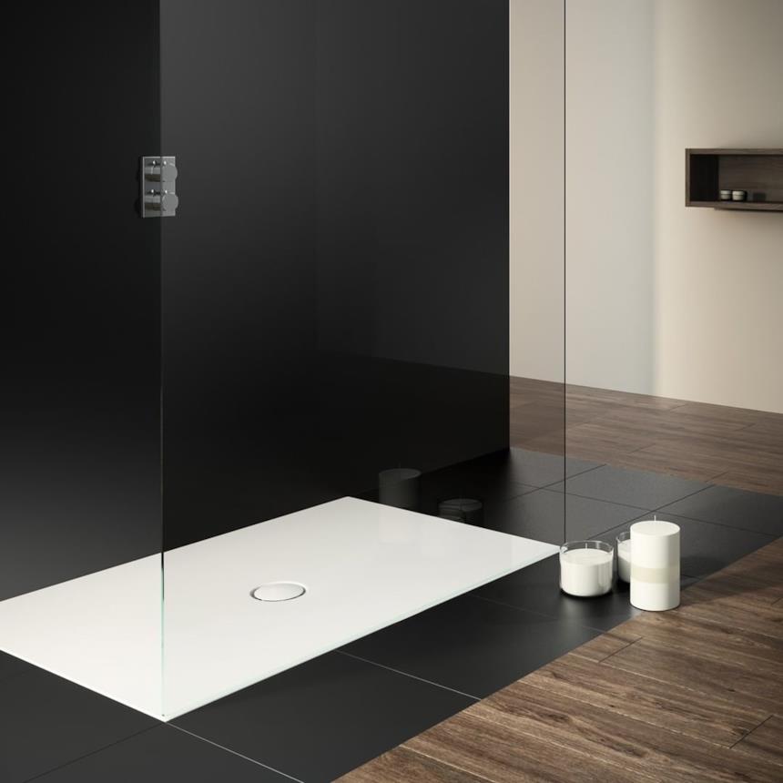 doccia nera con vetrata e piatto doccia bianco Kaldewei