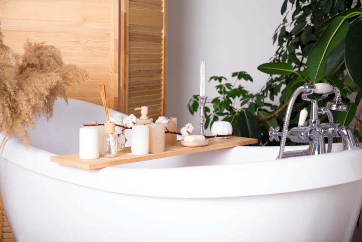 Vasca freestanding con elementi in legno 