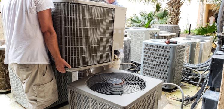 Operai portano via il vecchio climatizzatore 