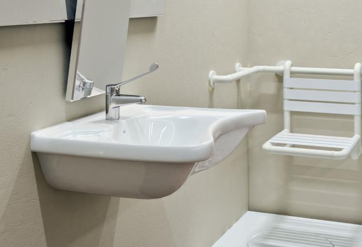 Lavabo a mensola per disabile con specchio direzionabile