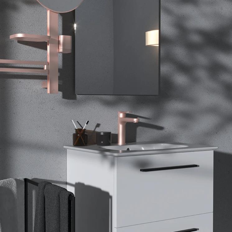Bagno moderno con miscelatore rosa di ideal standard
