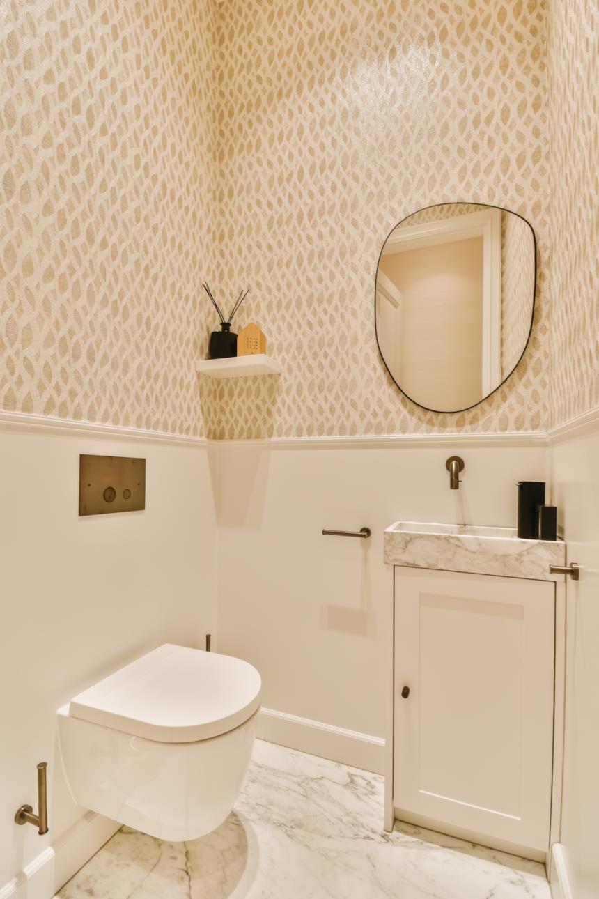 Bagno di servizio con carta da parati geometrica 