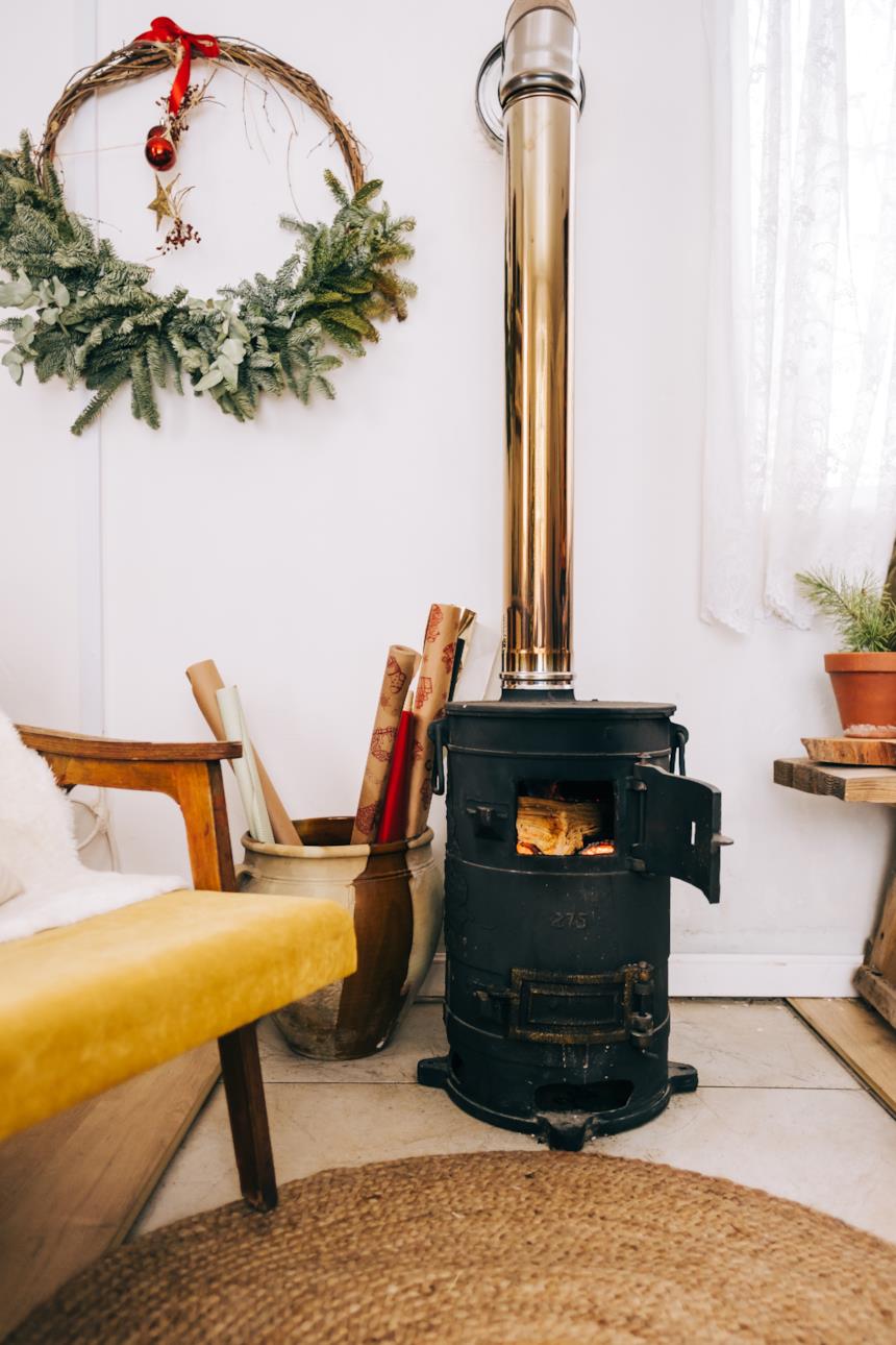 Stufa a legna accesa in una sala