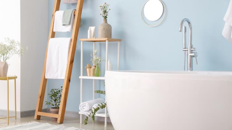 Bagno con scaffali aperti