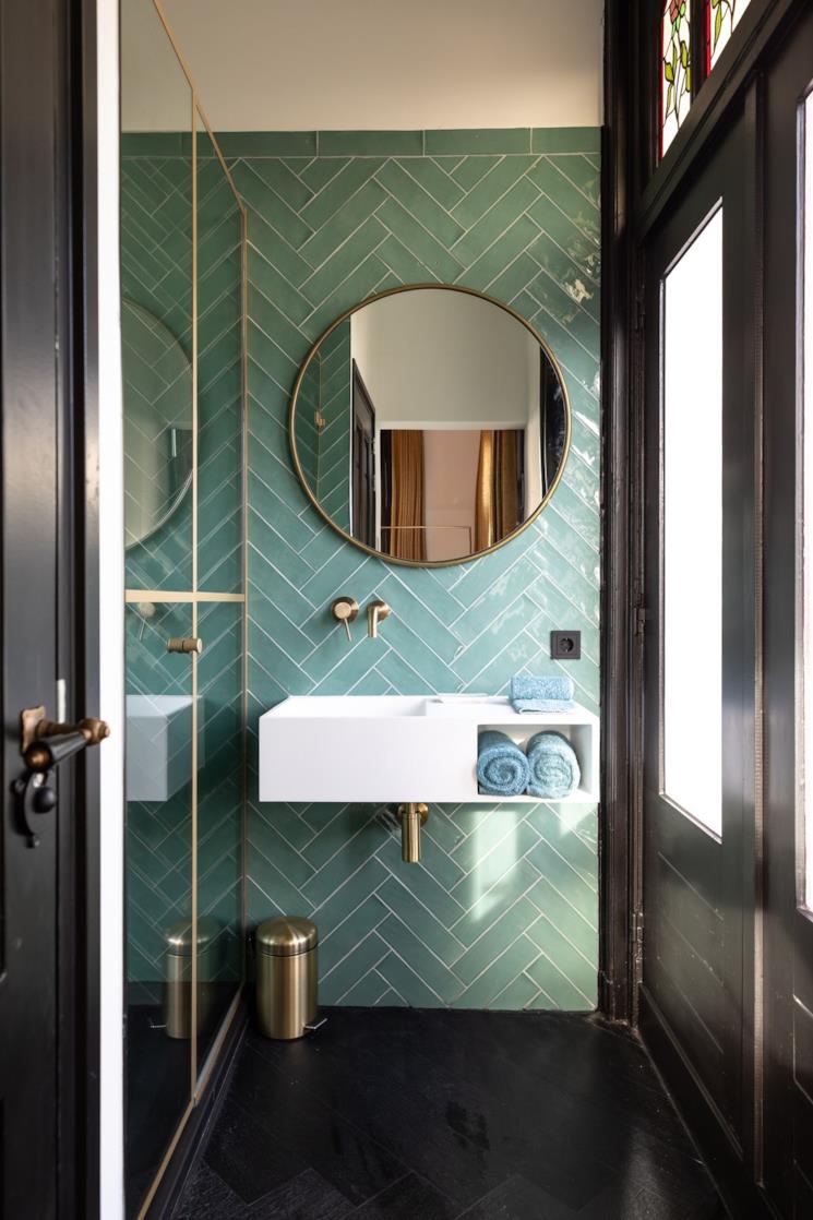 Bagno con piastrelle verdi